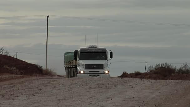 アルゼンチンパタゴニア州サンセットのノイケン州の未舗装道路上のトラック — ストック動画