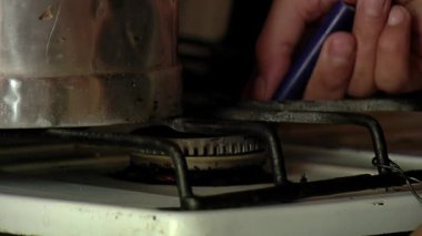 Old Fashioned Kitchen 'ın içinde, Eski Demlikte Bir Adam Isıtma Suyu. Kapat.. 
