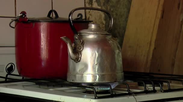 Heating Water Old Teapot Old Fashioned Kitchen Close — ストック動画