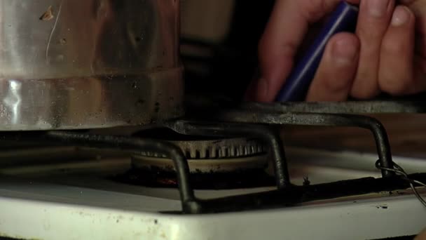 Man Heating Water Old Teapot Old Fashioned Kitchen Dalam Bahasa — Stok Video