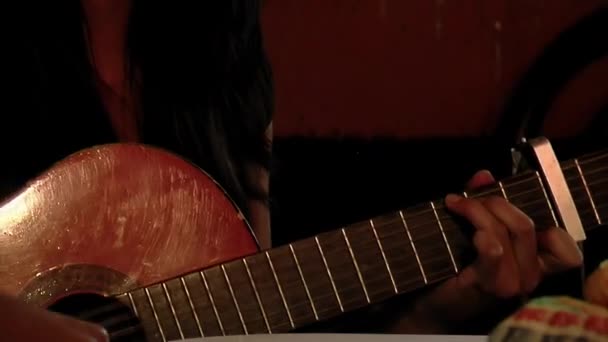 Женщина Играющая Испанской Гитаре Закрыть — стоковое видео
