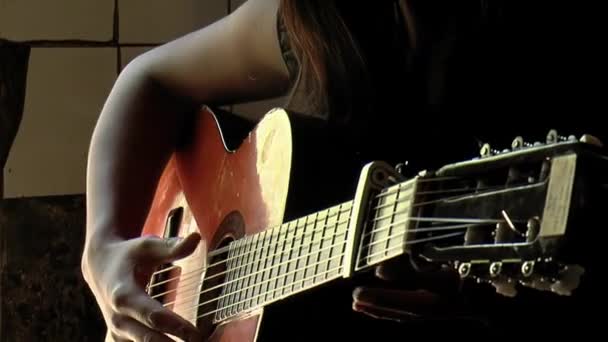 一个弹西班牙吉他手的女人特写镜头 — 图库视频影像