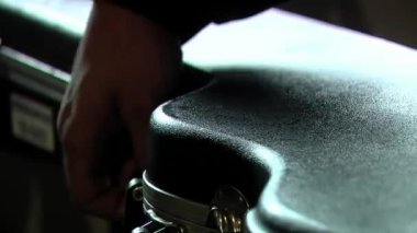 Adam Akustik Gitarın Kara Kasası 'nı açıyor. Kapat..  