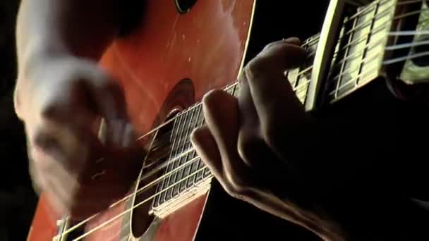 Uma Mulher Tocar Guitarra Espanhola Fechar — Vídeo de Stock