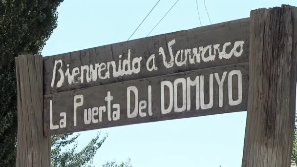 Welcome Sign Varvarco Village Slogan Door Domuyo Volcano Neuquen Province — Stockvideo