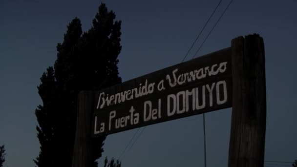 Welcome Sign Varvarco Village Slogan Door Domuyo Volcano Sunset Neuquen — Stockvideo