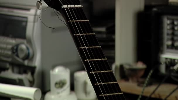 Stará Španělská Kytara Opotřebovaná Opřená Židli Místnosti Zavřít — Stock video
