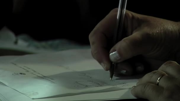 妇女签署关于黑暗办公室的合同文件 特写镜头 — 图库视频影像
