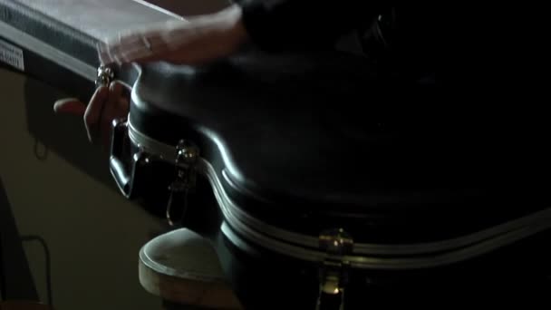 Человек Открывает Черную Казу Акустической Гитары Подбирает Акустическую Гитару Закрыть — стоковое видео