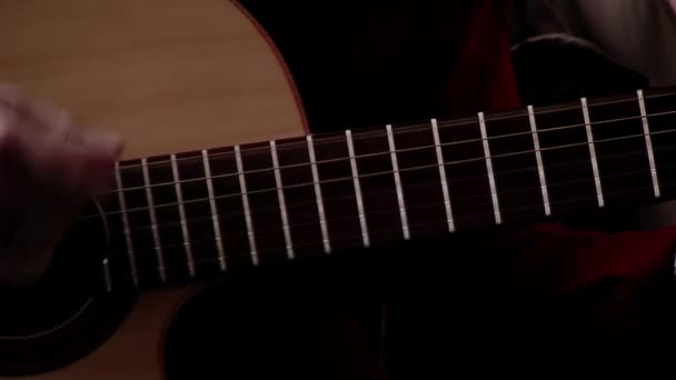여자가 거실에서 스페인어 기타를 연주하고 가까이 — 비디오