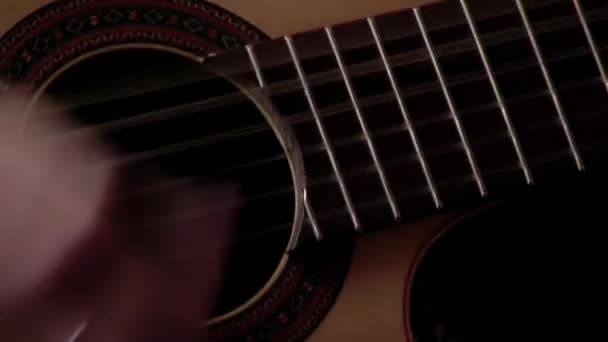 Uma Jovem Tocando Guitarra Espanhola Sentada Sala Estar Sua Casa — Vídeo de Stock