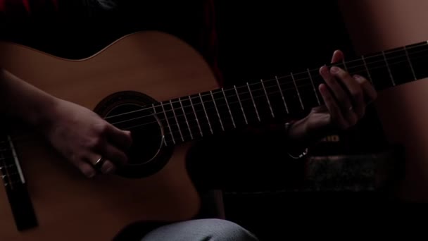 Odasında Gitar Çalan Genç Bir Kadın Kapat — Stok video