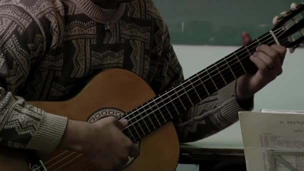 Νεαρός Που Παίζει Κλασική Κιθάρα Στην Τάξη Κοντινό Πλάνο — Αρχείο Βίντεο