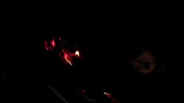 Barbekü yapmadan önce ızgarayı temizleyen bir adamın eli. Kapat.. 