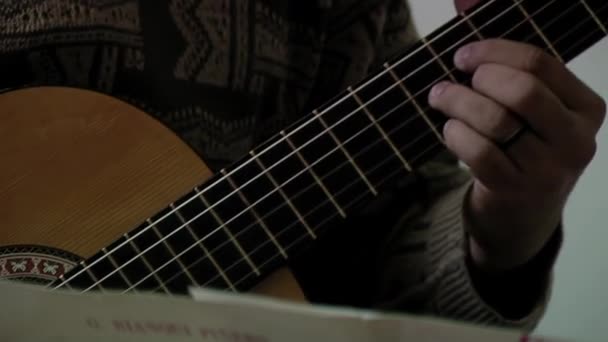 Joven Tocando Una Guitarra Clásica Clase Primer Plano — Vídeos de Stock