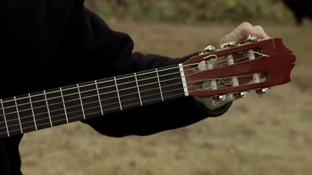 Midsection Vista Homem Tocando Guitarra Livre Fechar — Vídeo de Stock