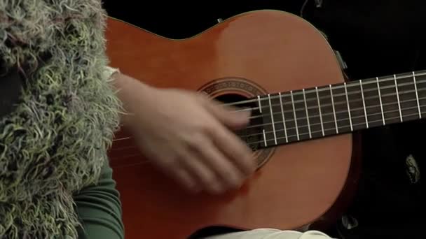 Mão Uma Jovem Mulher Batendo Corpo Madeira Uma Guitarra Espanhola — Vídeo de Stock
