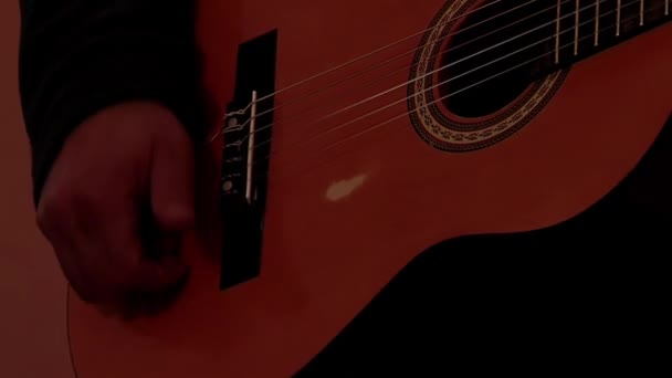 스페인 기타의 바디를 때리는 여성의 가까이 — 비디오