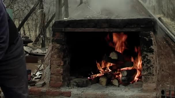 Man Putting Firewood Rustic Stove Backyard House Patagonia Argentina Close — Vídeo de Stock