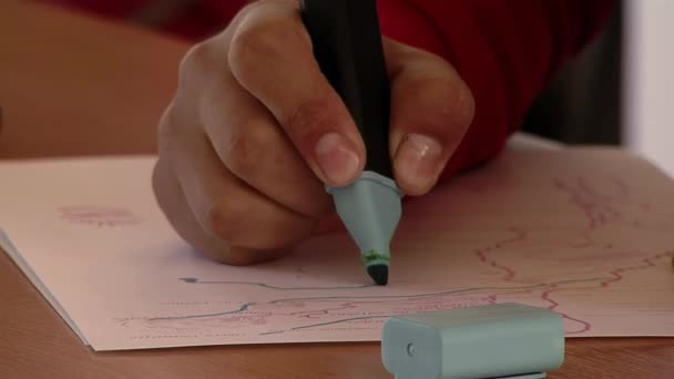 Hand Argentinsk Grundskoleelev Som Använder Marker Pen Medan Han Arbetar — Stockvideo