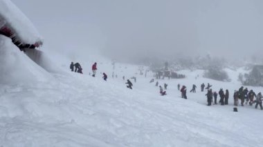 Arjantin 'in Neuquen Eyaleti' ndeki Chapelco Kayak Tesisi 'nde Kar Sporları Çalışan İnsanlar. 4K Çözünürlüğü.