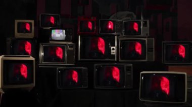 İtfaiye arabasında ve Vintage Televizyonlarda yanıp sönen kırmızı ışıklar. 4K Çözünürlüğü.