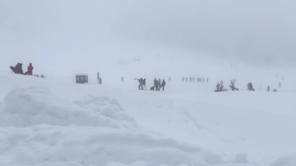 Mensen Die Sneeuwsport Beoefenen Het Chapelco Skigebied Provincie Neuquen Argentinië — Stockvideo
