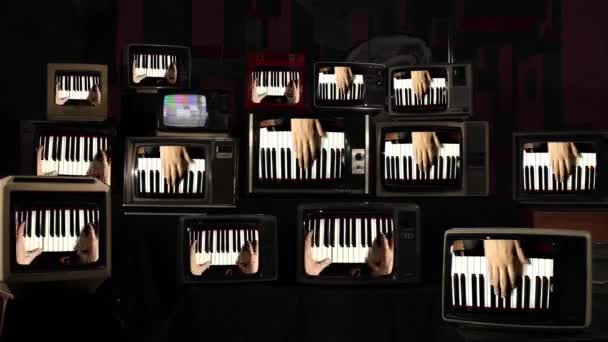 ピアノとヴィンテージTvを演奏する男 4K解像度 — ストック動画