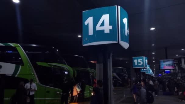 阿根廷布宜诺斯艾利斯 夜景下的丽迪罗长途汽车站 Resolution — 图库视频影像