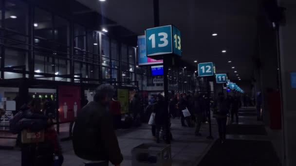 阿根廷布宜诺斯艾利斯 夜景下的丽迪罗长途汽车站 Resolution — 图库视频影像