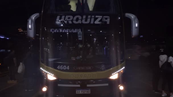 Autobus Lunga Percorrenza Partenza Dalla Stazione Degli Autobus Retiro Buenos — Video Stock