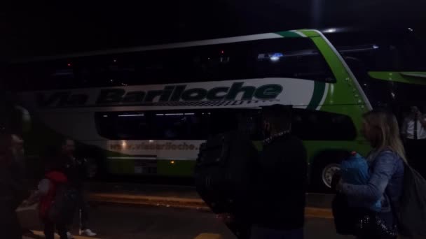 Een Langeafstandsbus Vertrekt Vanaf Het Busstation Retiro Buenos Aires Argentinië — Stockvideo