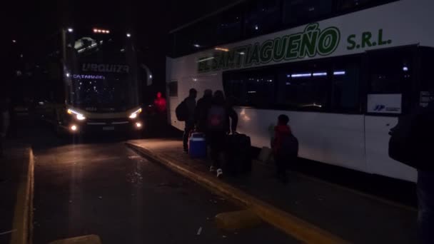 Een Langeafstandsbus Vertrekt Vanaf Het Busstation Retiro Buenos Aires Argentinië — Stockvideo