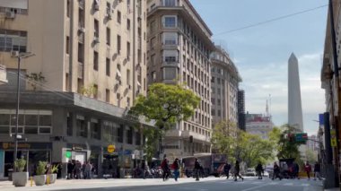 Arjantin 'in başkenti Buenos Aires' in merkezinde Arkaplan 'da Obelisco (Obelisk) adlı ünlü anıt bulunmaktadır. 4K Çözünürlüğü.