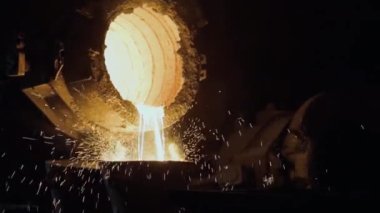 Sıvı Demir Erimiş Metal, Ladle Konteynırından Küf, Endüstriyel Metalurji Fabrikası, Dökümhane Dökümhanesi, Ağır Endüstri 'ye dökülüyor. 4K Çözünürlüğü.