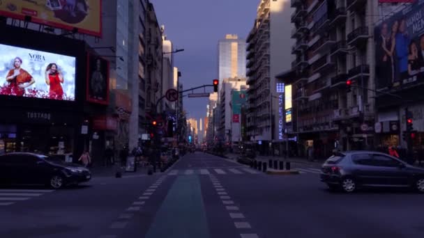 Avenida Corrientes Con Monumento Obelisco Autos Atardecer Con Gente Cruzando — Vídeos de Stock