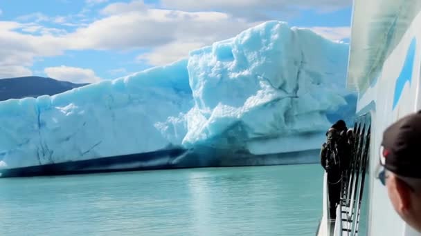 Велетенський Айсберг Поблизу Льодовика Апсала Національний Парк Лос Гласьярес Провінція — стокове відео