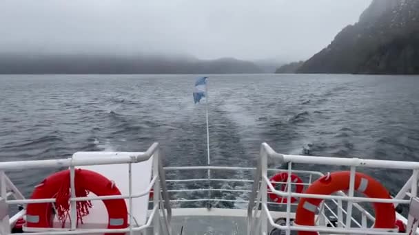 ラカー湖のツアーボートの船尾にアルゼンチンの旗 マーティン アンデス アルゼンチン 4K解像度 — ストック動画