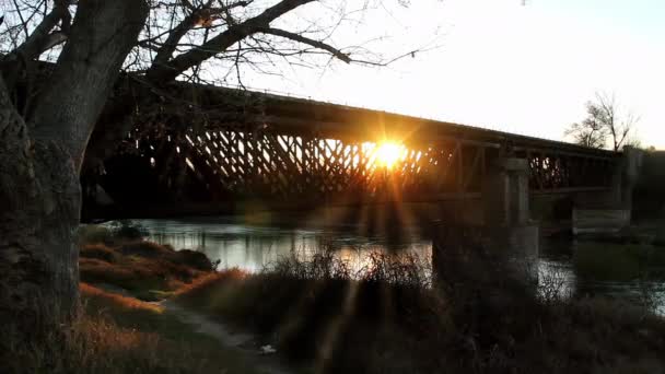 Strålar Sol Sett Genom Gamla Tågbron Över Flod Natursköna Landskap — Stockvideo