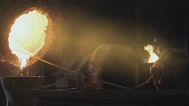Metal Fundido Ferro Líquido Que Despeja Recipiente Concha Molde Trabalhador — Vídeo de Stock