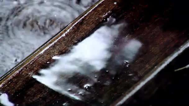 Gocce Pioggia Sul Ponte Legno Pavimento Legno Bagnato Durante Una — Video Stock