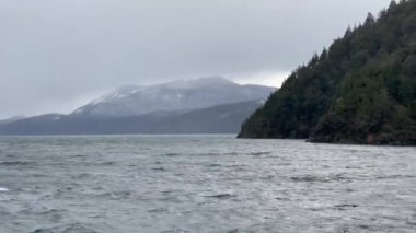 Lacar Gölü 'ndeki tekne, Arjantin' in Neuquen Eyaleti, Quila Quina köyü yakınlarında. 4K Çözünürlüğü.