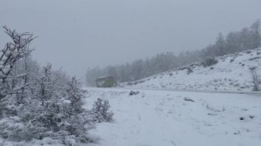 Yedi Göl Yolu yakınlarındaki dağda şiddetli kar yağışı (İspanyolca: Camino de los Siete Lagos), Neuquen Eyaleti, Arjantin. 4K Çözünürlüğü.