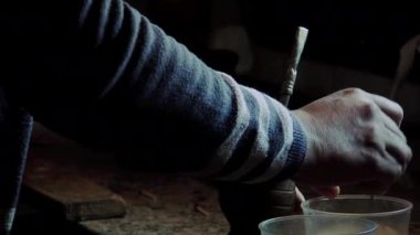 Sabah Arjantin 'de bir Yerba Mate infüzyonu hazırlayan bir adam. Yakın çekim. 4K Çözünürlüğü.