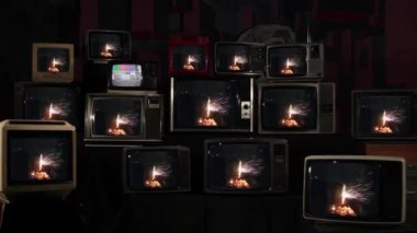 Vintage TV 'de Endüstriyel Dökümhane' de Metal Bar Kesen Gaz Meşalesi. 4K Çözünürlüğü.