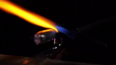 İşçi atölyede Neon Metro Işığı Yapıyor. Yakın çekim. 4K Çözünürlüğü.