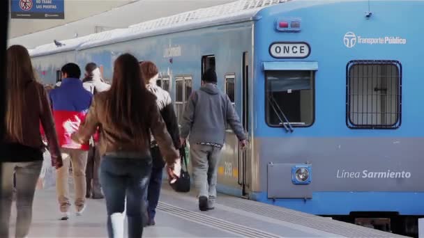 一群人在阿根廷布宜诺斯艾利斯火车站的月台上散步 Resolution — 图库视频影像