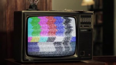 Eski TV Renk Çubuklarıyla Yeşil Ekran 'ı açıyor. 80 'lerin estetiği. Yakın plan. Yakınlaştır. Yeşil ekranı istediğin görüntüyle ya da resimle değiştirebilirsin. Bunu After Effects ya da herhangi bir video düzenleme yazılımında Keying efekti ile yapabilirsiniz. 4K.