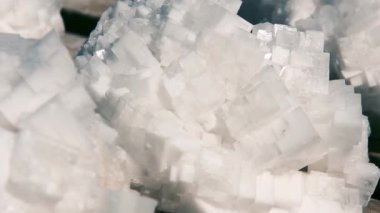 Büyük Doğal Halit Kristalleri, Arjantin, Salinas Grandes Tuz Düzlüklerinde Kübik Kristal, Tuz Kristalleri gösteriyor. Yakın çekim. 4K Çözünürlüğü.