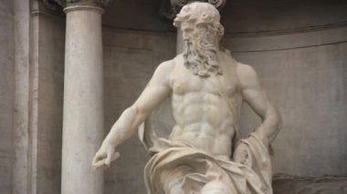 Trevi Çeşmesinde Heykel Oceanus (İtalyanca: Fontana di Trevi), Roma, İtalya.  